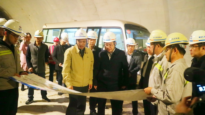 0121【工程公司】省委常委、市委書(shū)記胡昌升檢查海滄隧道安全生產(chǎn)工作-1_調整大小.jpg